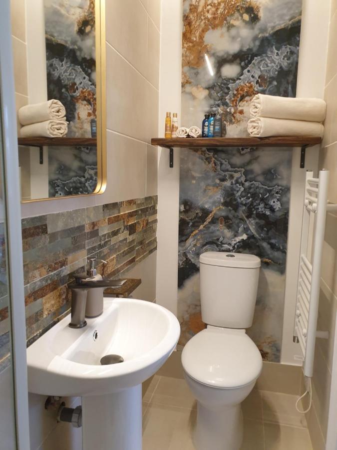 Beautiful Double En-Suite Room, Separate Entrance, Ilford, Central Line Gants Hill, Free Parking ภายนอก รูปภาพ
