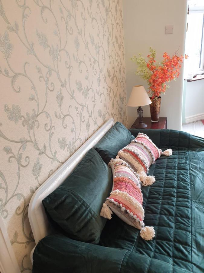 Beautiful Double En-Suite Room, Separate Entrance, Ilford, Central Line Gants Hill, Free Parking ภายนอก รูปภาพ