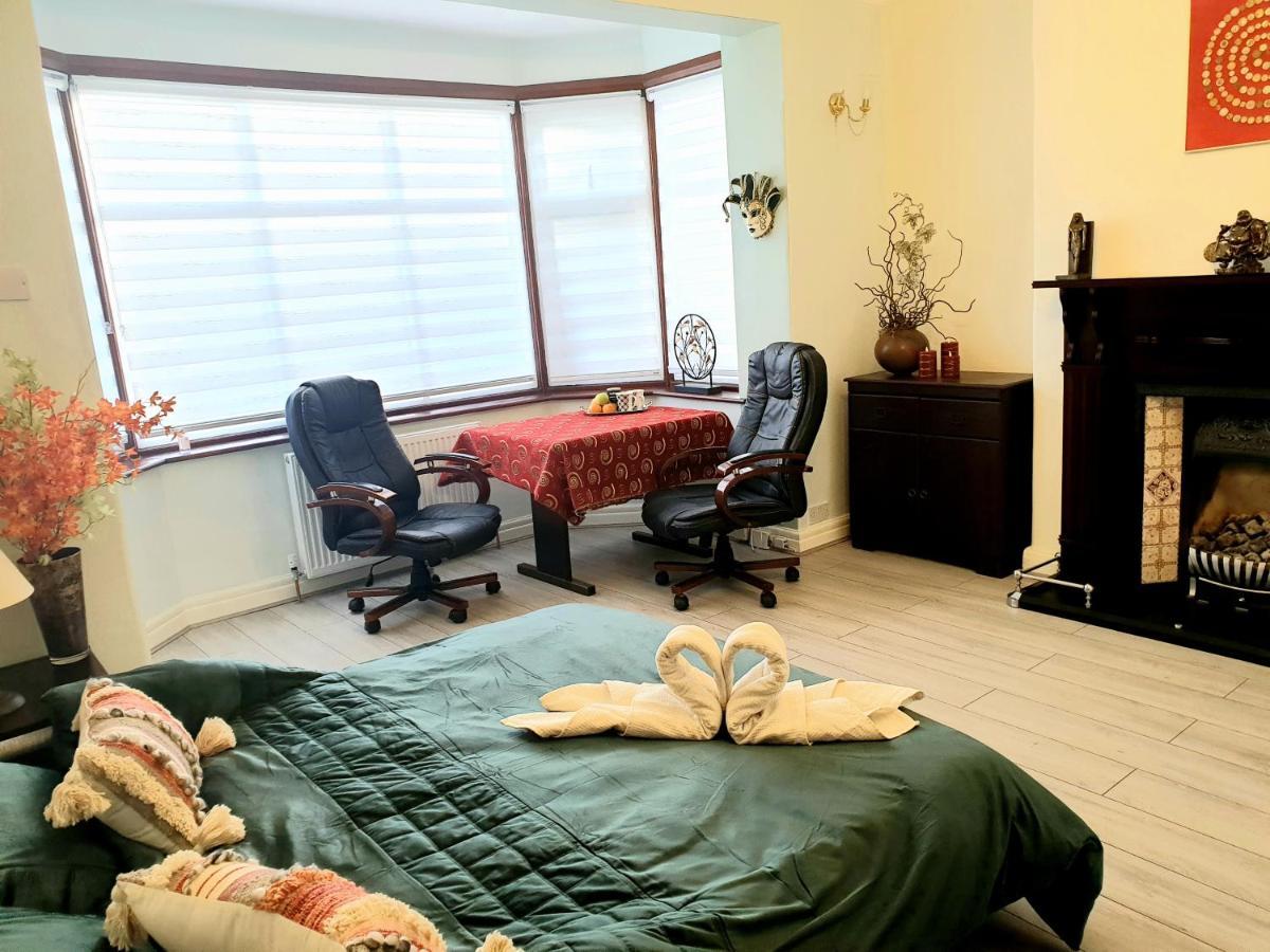 Beautiful Double En-Suite Room, Separate Entrance, Ilford, Central Line Gants Hill, Free Parking ภายนอก รูปภาพ