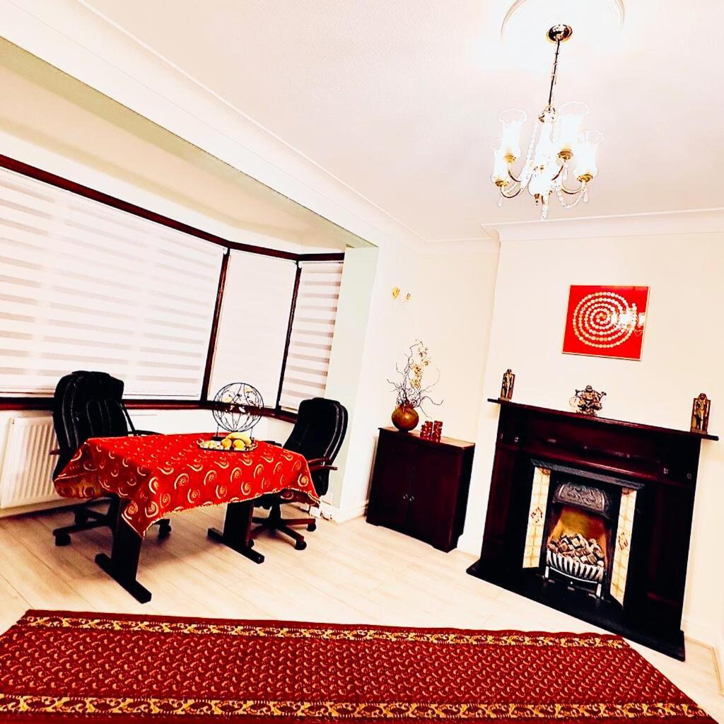 Beautiful Double En-Suite Room, Separate Entrance, Ilford, Central Line Gants Hill, Free Parking ภายนอก รูปภาพ
